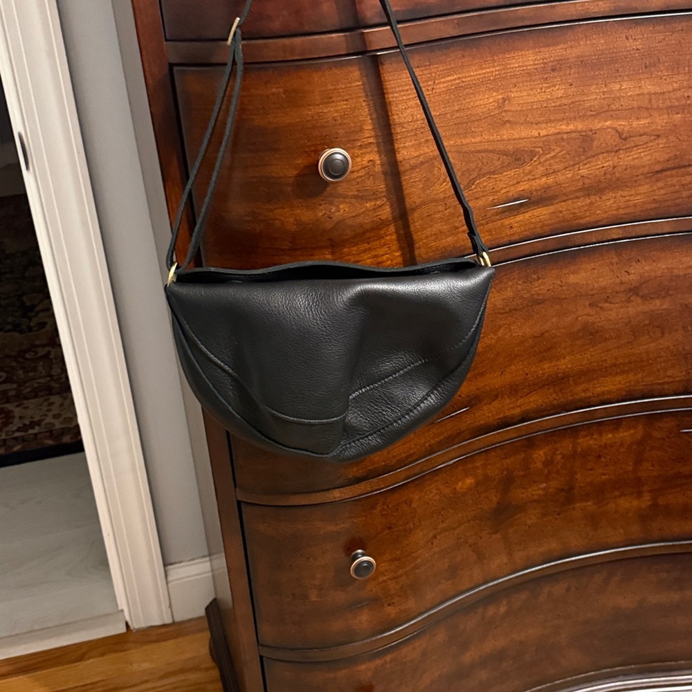 Portland Leather Elegant Black Leather Shoulder Bag - Picture 3 of 8